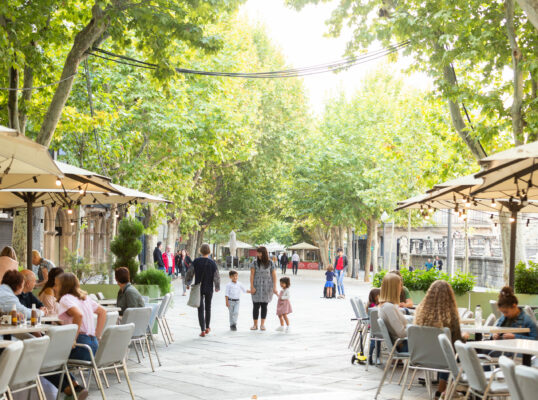 Passeig de Manresa amb gent a les terrasses