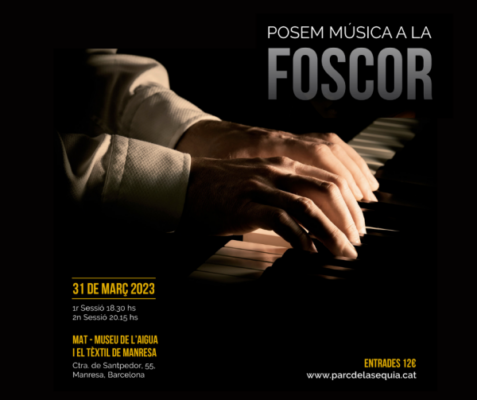 Mans tocant el piano a les fosques, només amb la llum de les espelmes