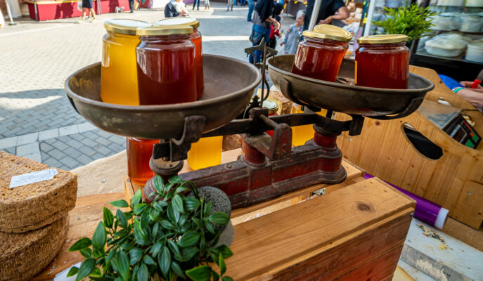 Parada amb productes alimentaris: mel i formatge