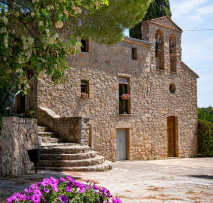Sant Cristòfol de Castellbell amb flors de primer pla