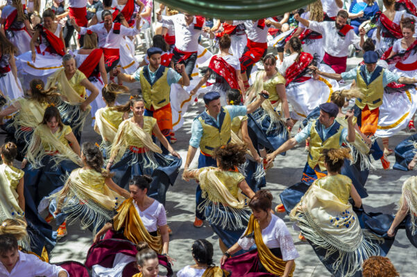 Plaça Sant Vicenç amb els balladors de Gitanes