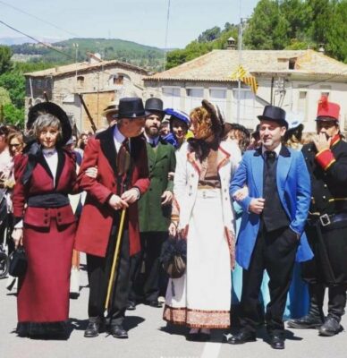 Participants de la Fira de les Filadores de Callús vestits amb roba d'època.
